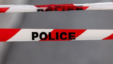 La policía dispara y hiere a un hombre que atacó a los transeúntes con un cuchillo La policía dispara y hiere a un hombre que atacó a los transeúntes con un cuchillo